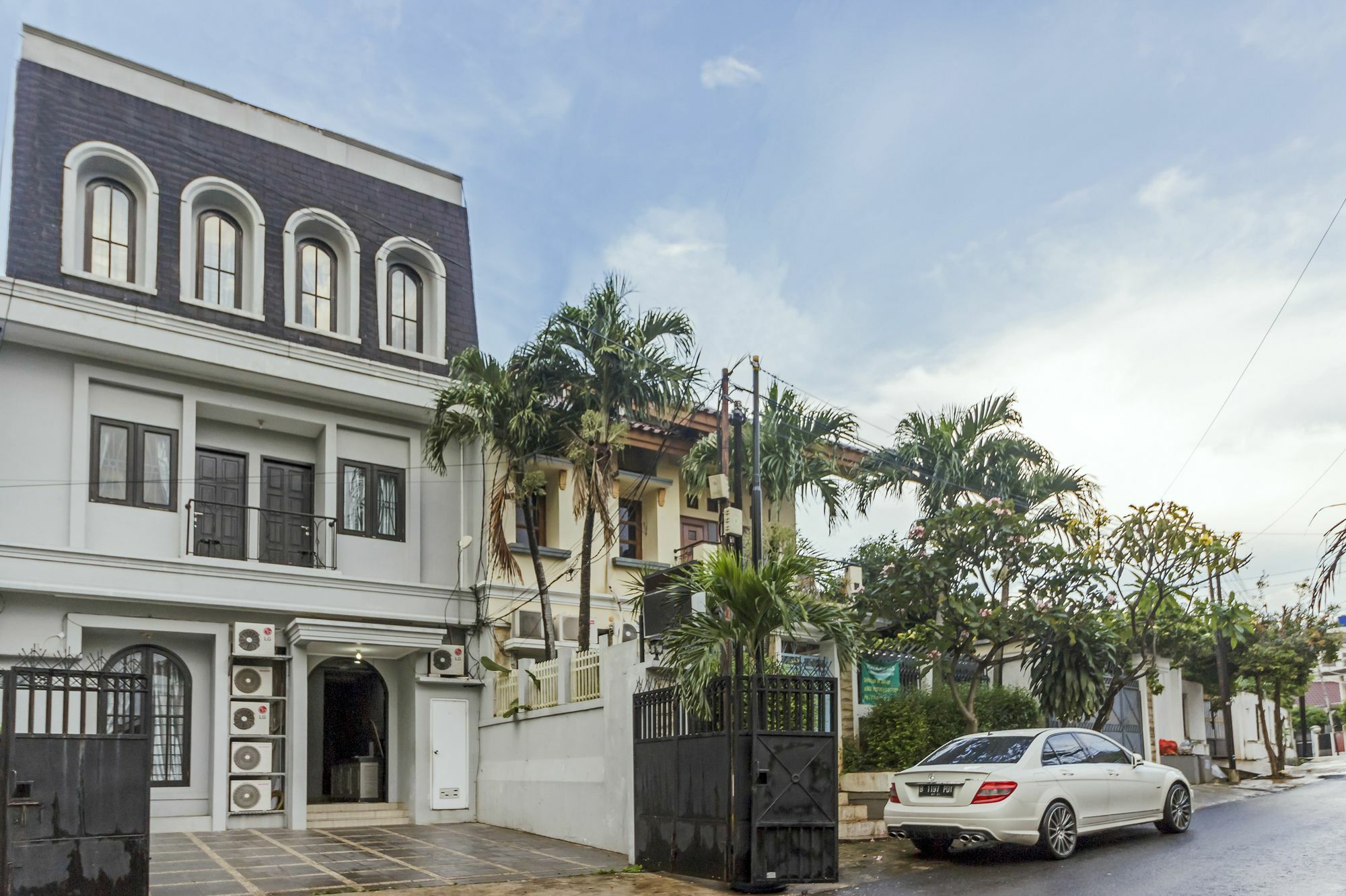Oyo 105 La Maison D Ilona Jakarta Exterior photo